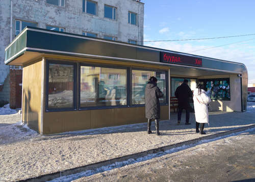 Автобусны зогсоолоос зорчигчоо аваагүй 5 жолоочийг тус бүр 25 мянгаар торгожээ